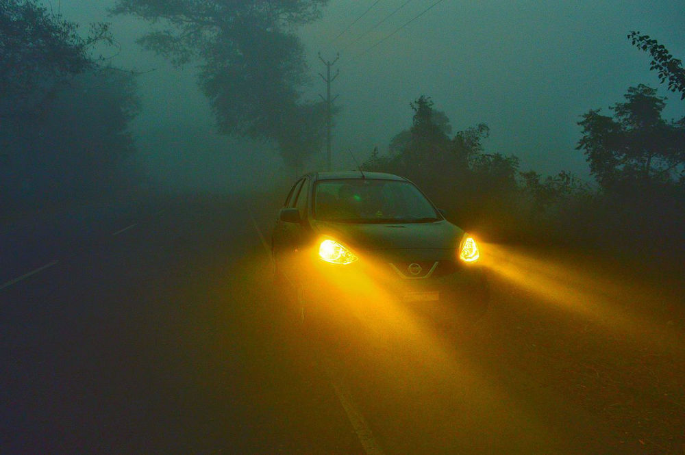 Vožnja noću tokom magle smanjuje vidljivost zbog refleksije