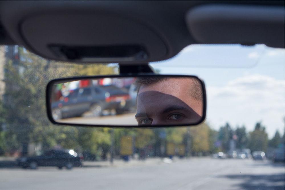Unutrašnje ogledalo omogućava vozaču da vidi direktno iza sebe