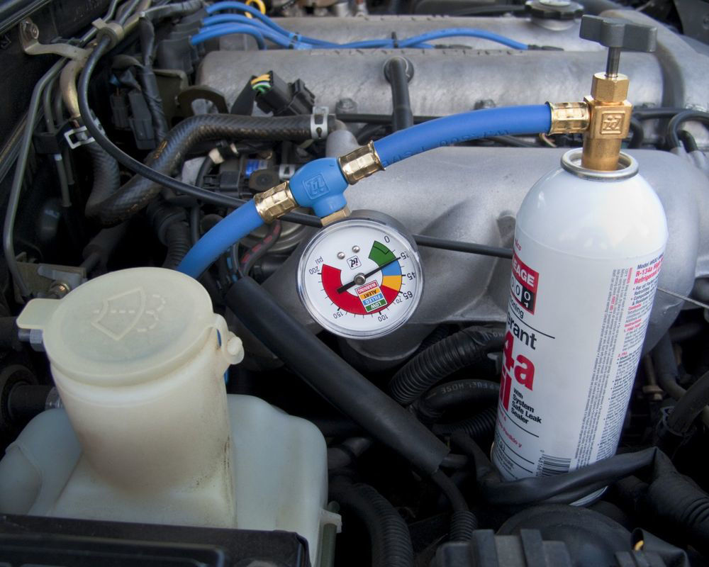 Sistem klimatizacije u automobilu funkcionira tako što manipulira rashladnim sredstvom između tekućeg i plinovitog stanja