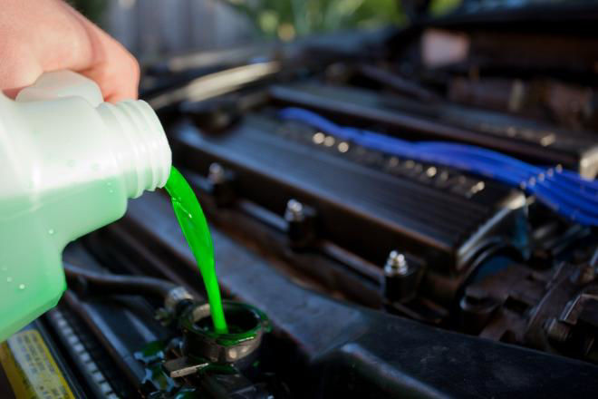 Dopunite sve tekućine u automobilu kada je ljeto