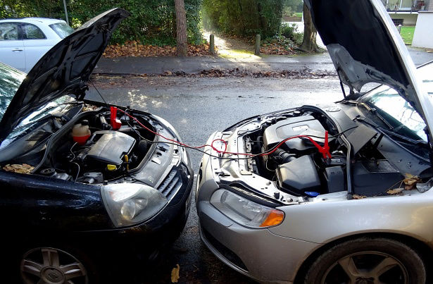 Pokretanje automobila pomoću drugog vozila s ispravnim akumulatorom je relativno jednostavan i brz proces