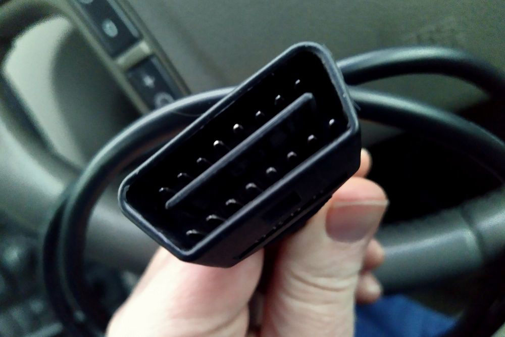 On-Board Diagnostics II (OBD-II) standardizuje otkrivanje i identifikaciju problema u procesu dijagnosticiranja stanja automobila.
