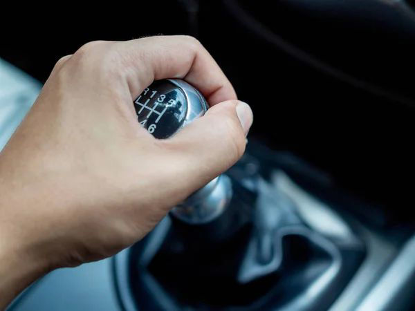 Čak i mali pritisak na ručicu mjenjača može dovesti do pojačanog trošenja zupčanika